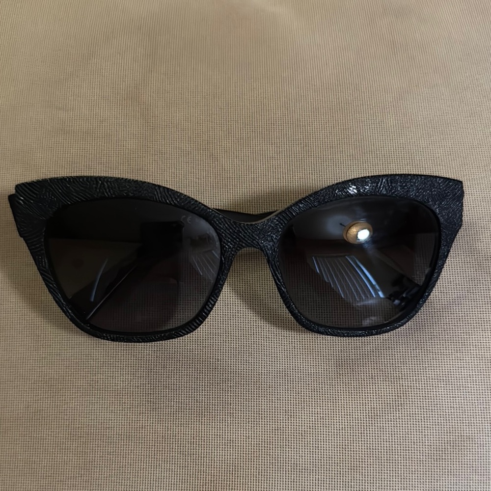 Elegant Black Cat-Eye Sunglasses Alexander McQueen